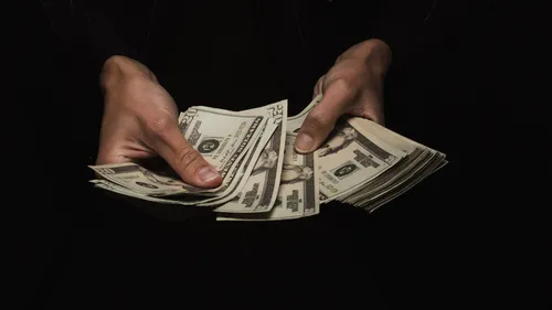 Il braque sa propre banque et dépose l’argent sur son compte